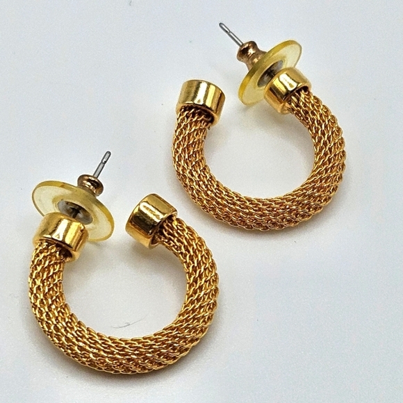 VINTAGE Elegant Gold Plated Mesh Hoop Post Back Earrings - Picture 3 of 5